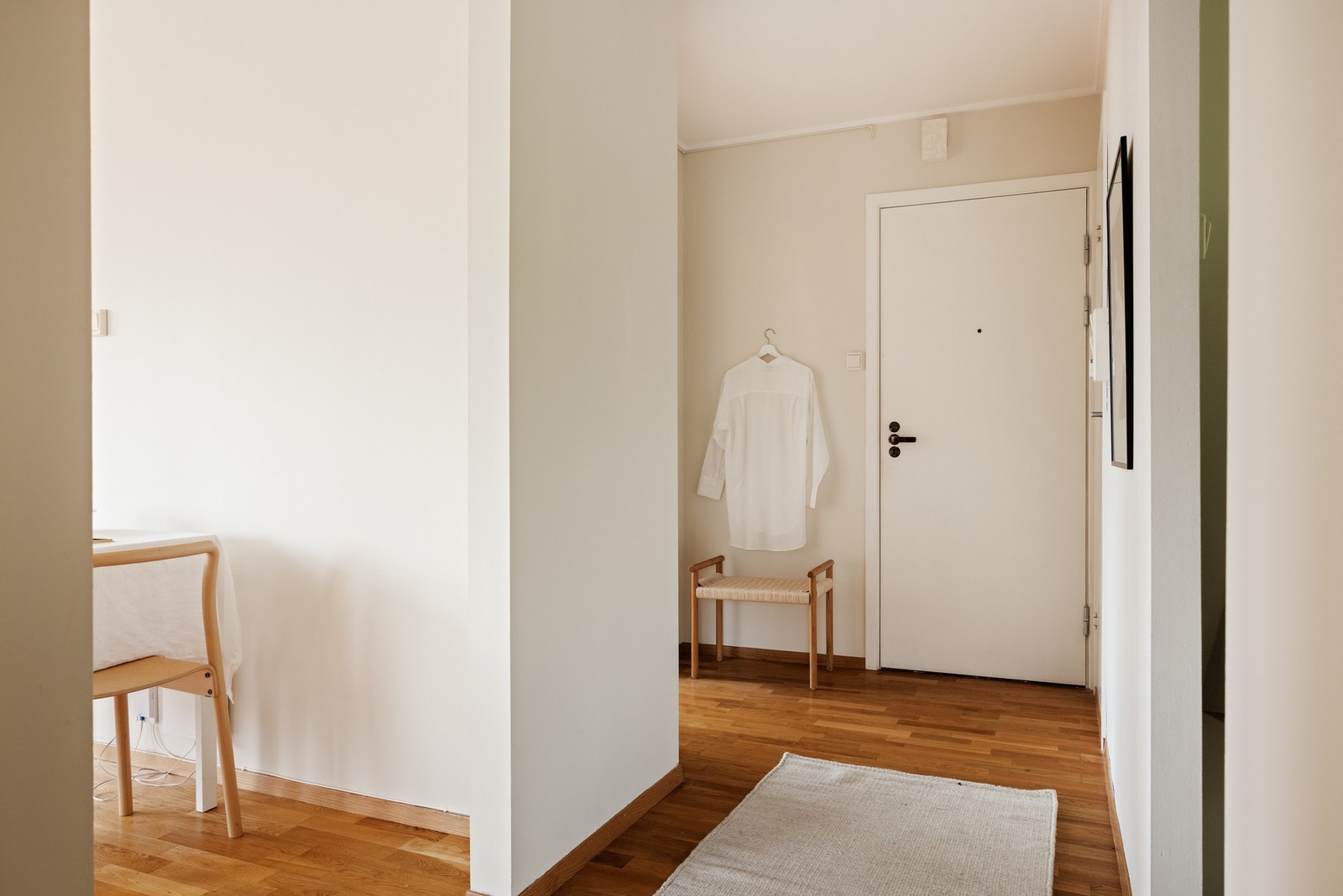 Her er det plass til oppbevaring av yttertøy og sko, samtidig som den åpne løsningen gir en god flyt videre inn i boligen. Galleribilde