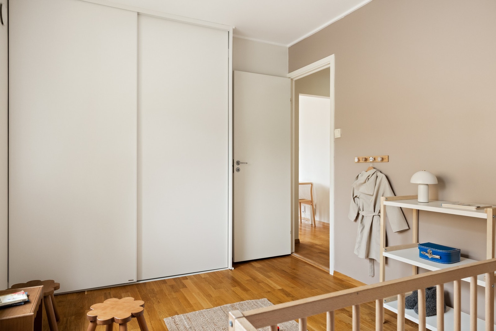 Dette soverommet er utstyrt med en skyvedørsgarderobe montert i 2023. Galleribilde