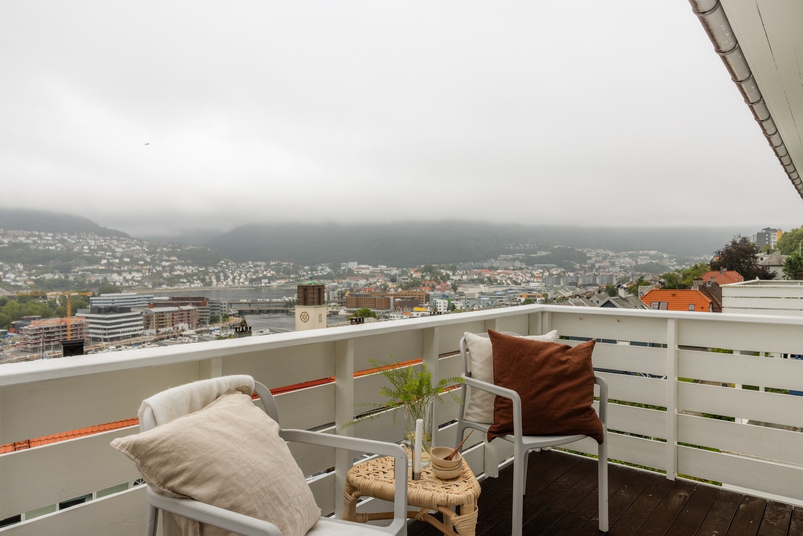Dette er en lys og innbydende 3-roms leilighet med en fantastisk utsikt over Bergen by. Galleribilde