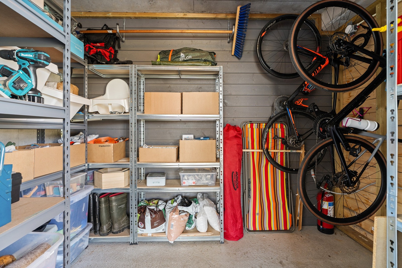 Utebod i forbindelse med carport og inngangsparti. Galleribilde