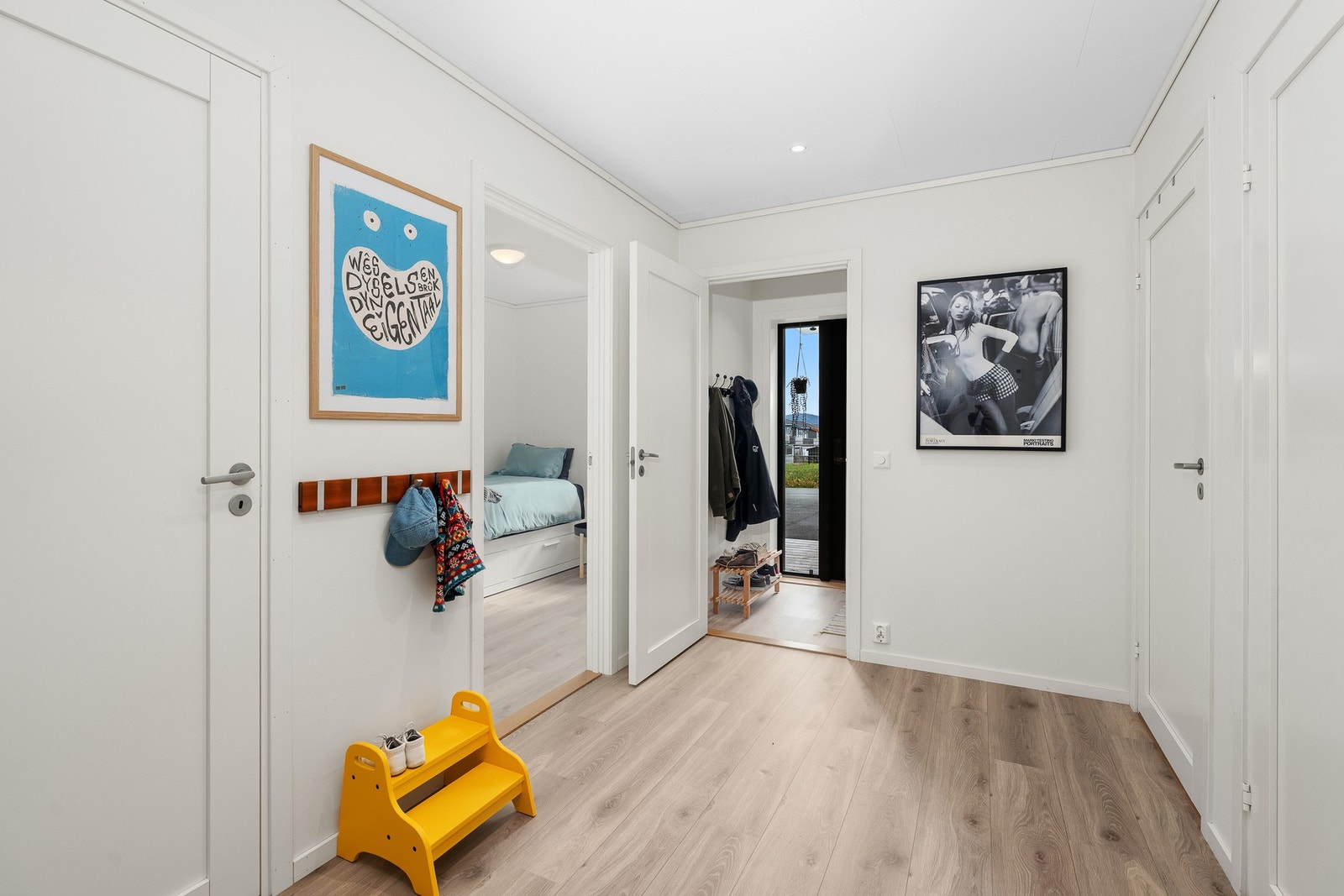 Vindfang og gang. Her er det også plassert en skyvedørsgarderobe i speil som ikke sees i bildet Galleribilde