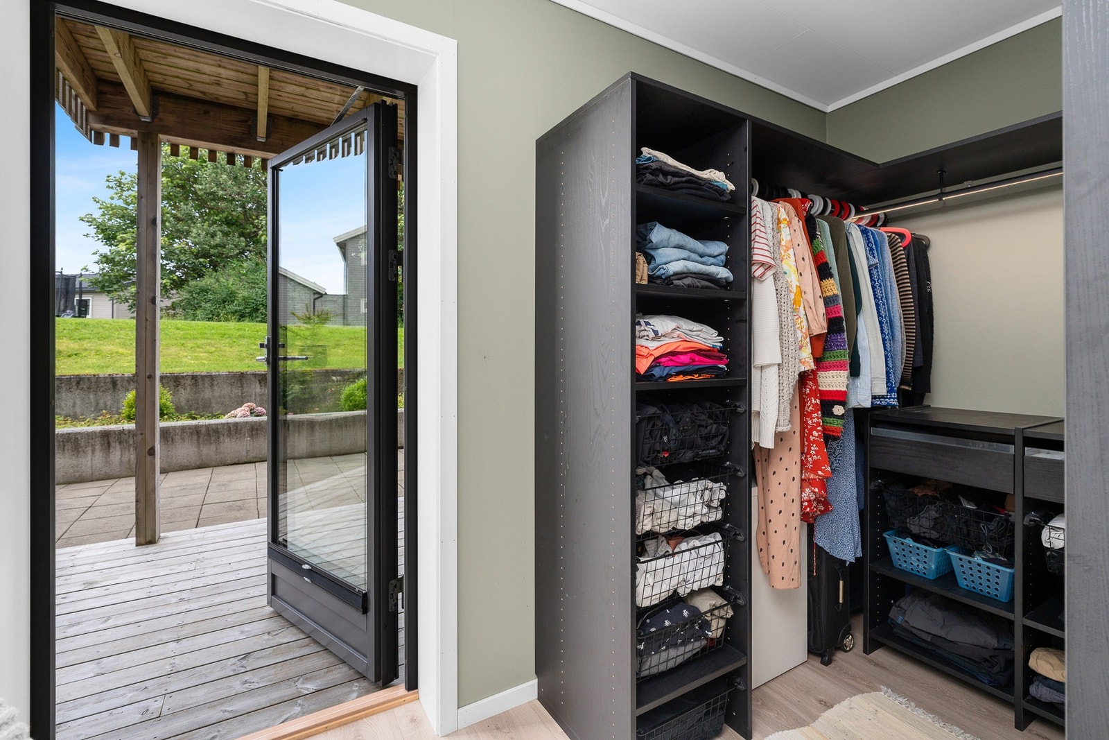 Eget walk-in-closet på hovedsoverom. Galleribilde