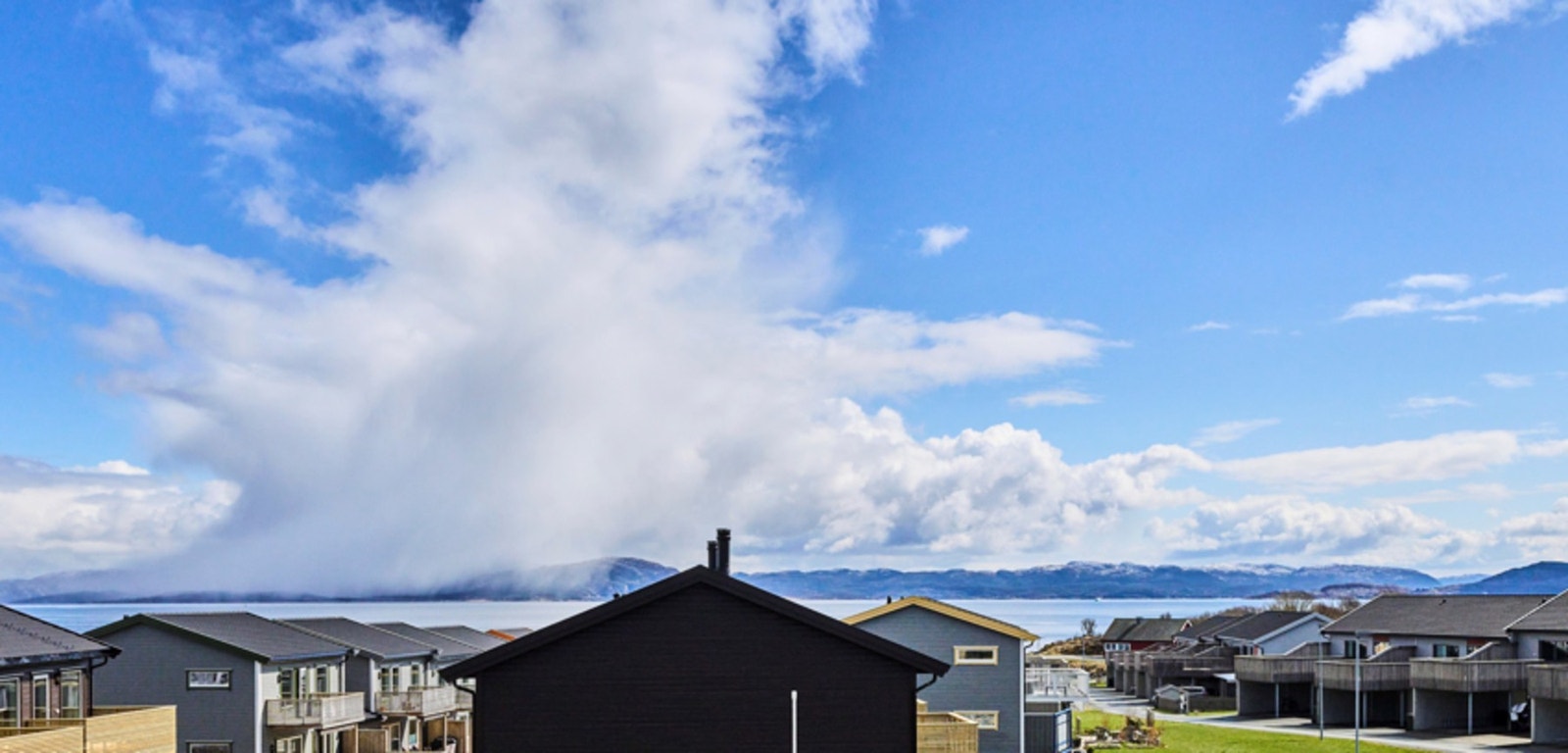 Fra boligen har man flott fjordutsikt og man har full oversikt over båtleia. Galleribilde