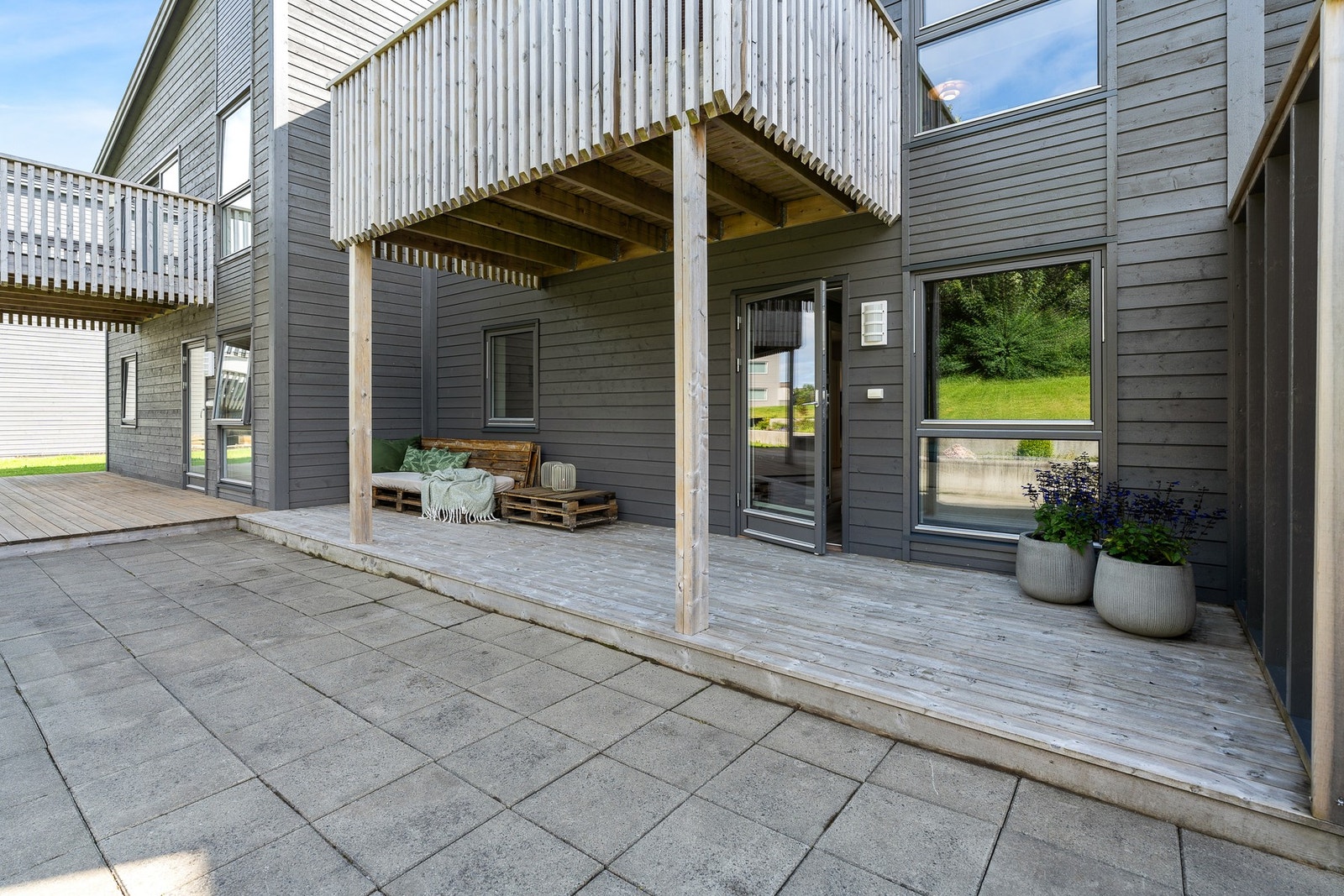 Terrasse og hage på baksiden av boligen. Galleribilde