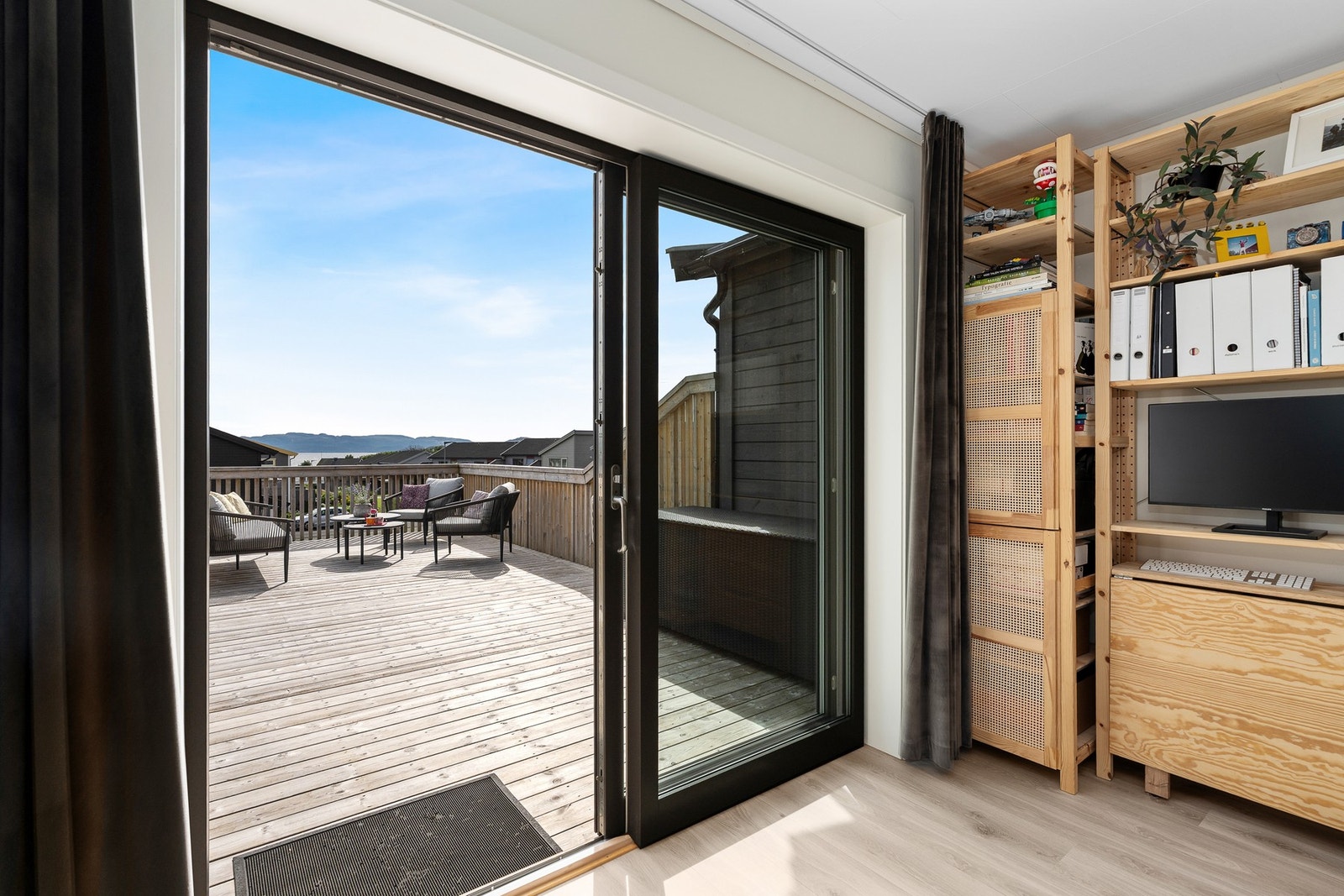 Fra stuen er det utgang til en større balkong på fremsiden av boligen. Galleribilde