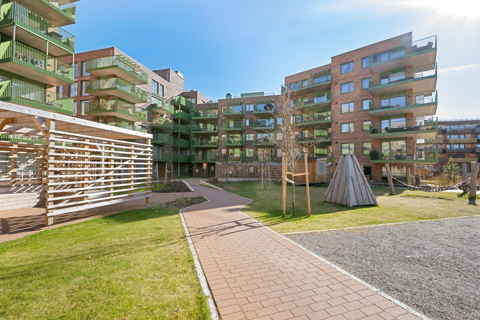 Området er pent opparbeidet med grøntarealer. Galleribilde