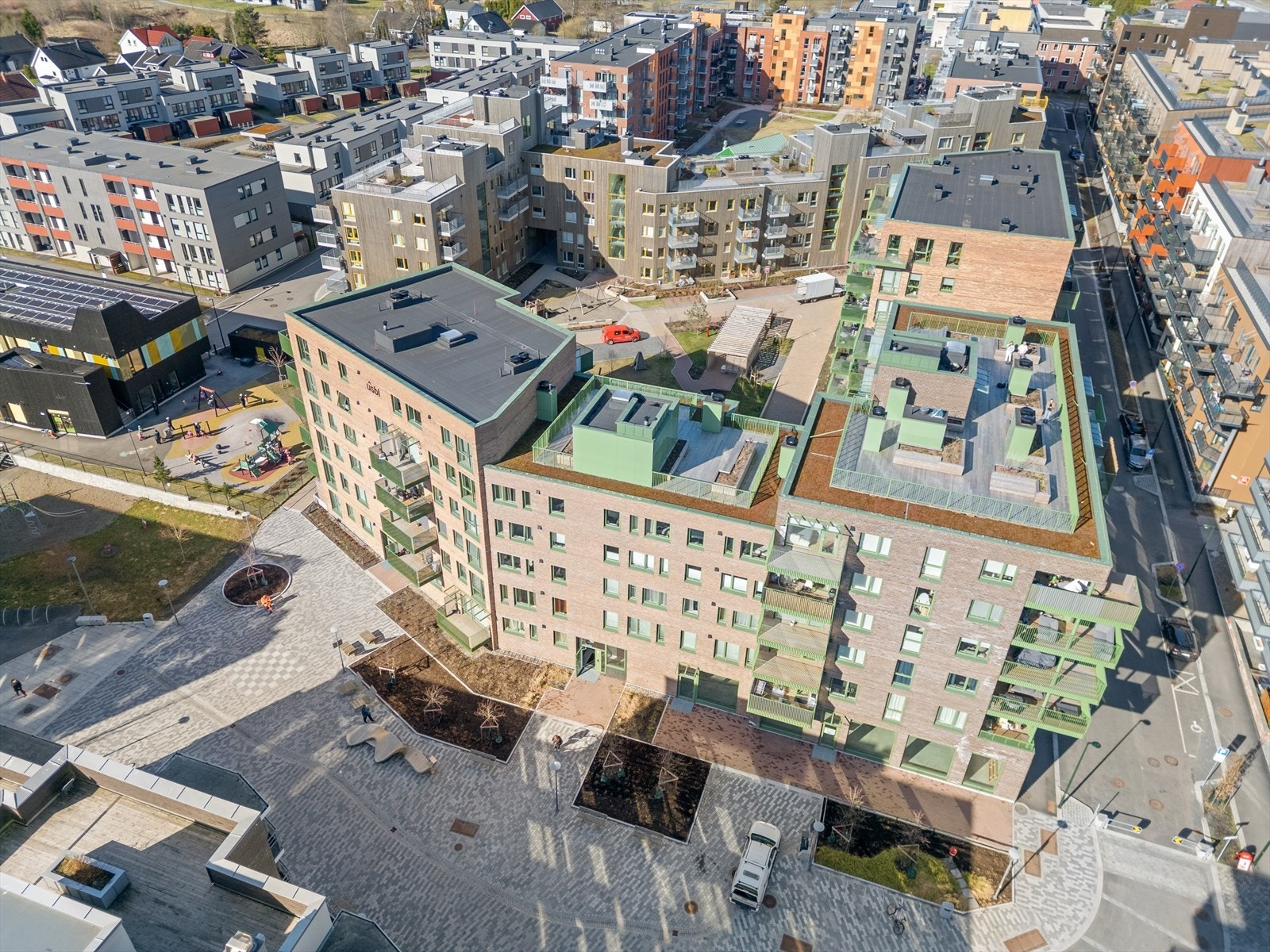 Det er gode kollektivforbindelser via buss som byr på hyppige avganger mot både Lillestrøm og Oslo. Galleribilde