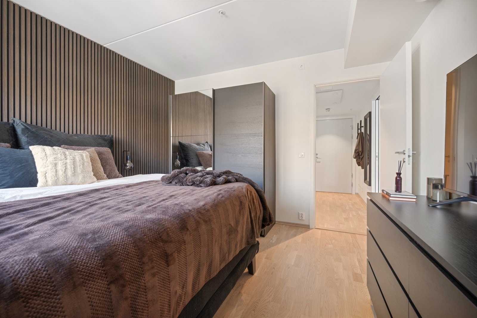 Det er godt med oppbevaring i skyvedørsgarderobe. Galleribilde