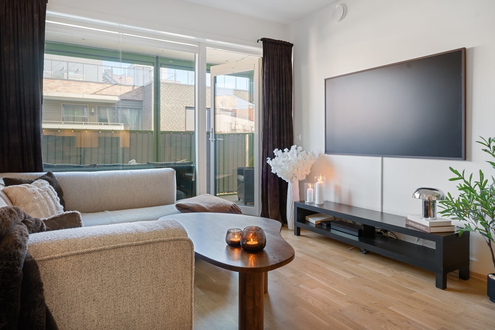 Balansert ventilasjon i leiligheten bidrar til et sunt og godt inneklima og energibesparende oppvarming. Galleribilde