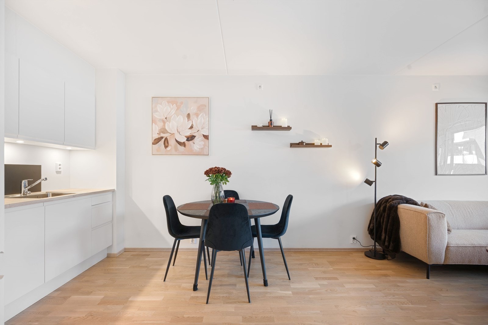 Stuen ligger i en åpen løsning mot kjøkkenet, noe som skaper et luftig og sosialt oppholdsrom. Galleribilde