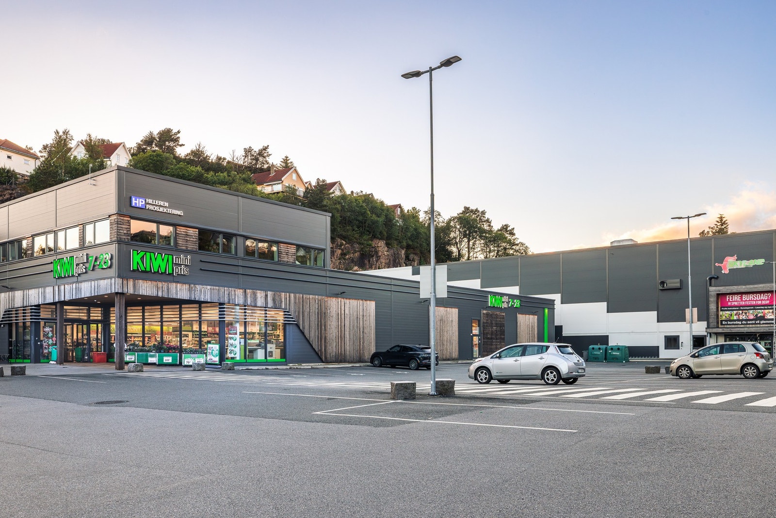 Daglige gjøremål blir enkle med Kiwi Hilleren kun en kort spasertur fra boligen, og Coop Extra Mathopen i nærheten. Galleribilde