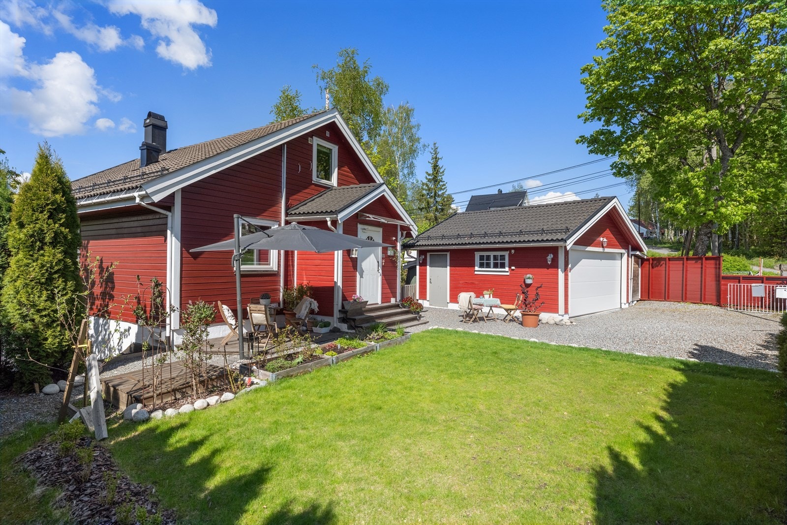 Tomten er pent opparbeidet og fremstår som både frodig og innbydende. Galleribilde