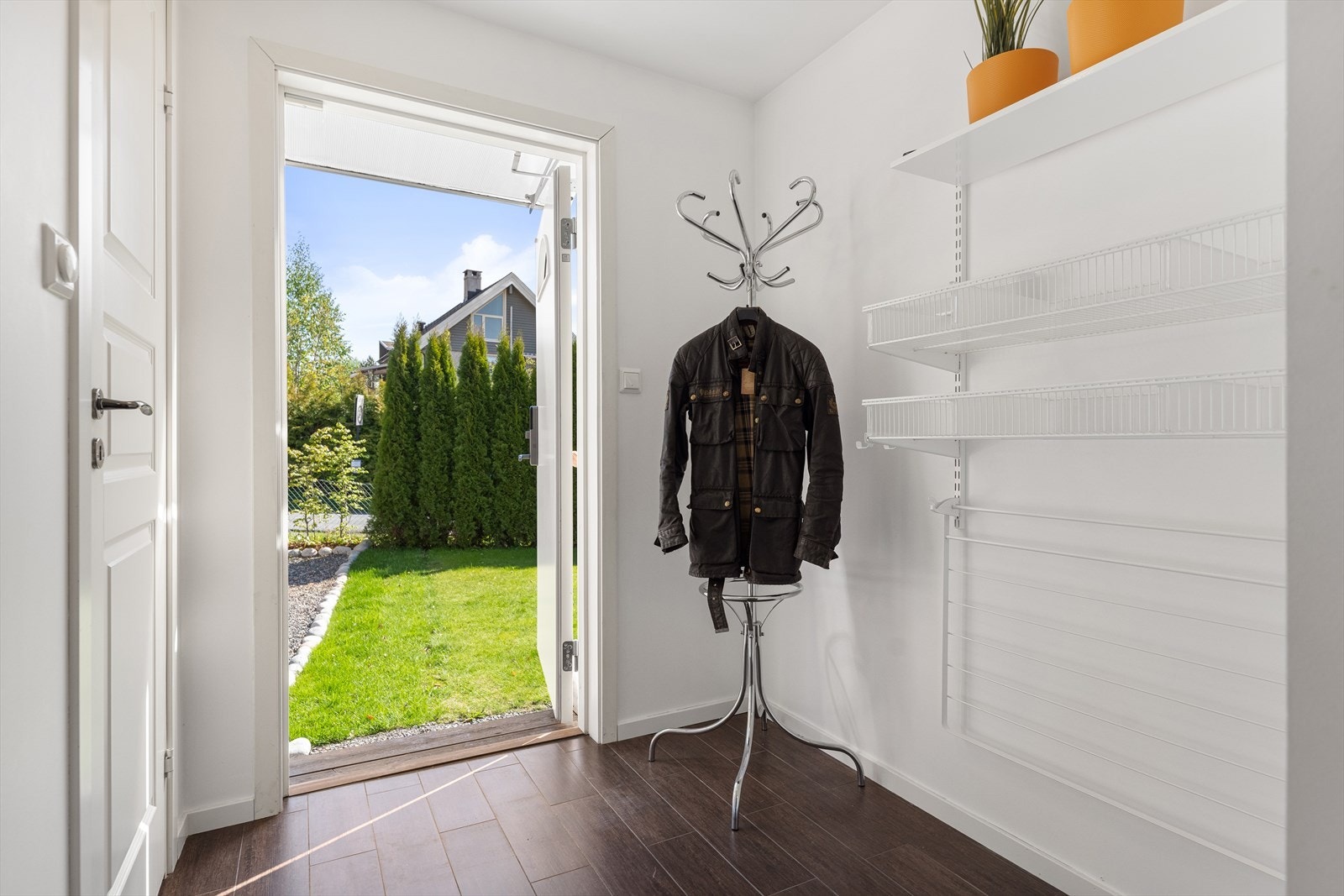 I entréen er det mulighet for oppbevaring i et smart hyllessystem på veggen. Entré etablert som tilbygg (ikke byggemeldt). Galleribilde