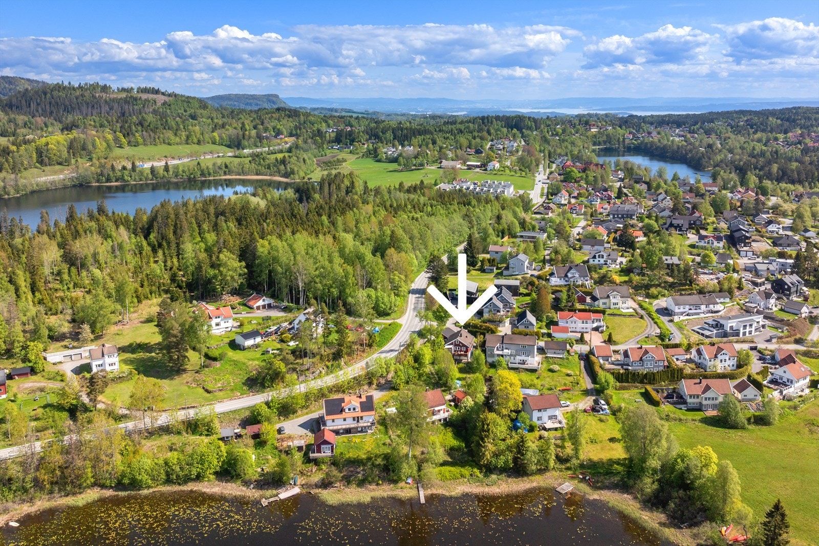 Det er enkel tilgang til kollektivtransport, med holdeplass ved Grobråtenveien nord ca. 60 meter unna. Herfra går bussene i retning Asker sentrum og Drammen. Galleribilde