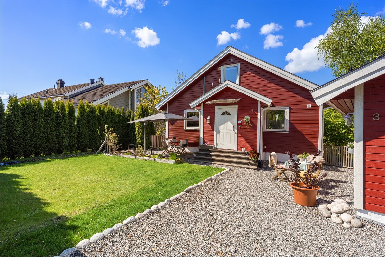 Boligens hoveddel har adkomst fra gårdsplassen via entré i 1. etasje. Galleribilde