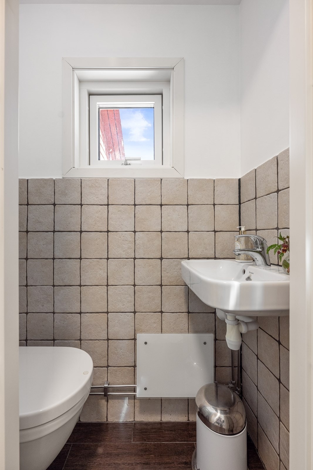Ved entréen er det et separat toalettrom. Rommet er etablert som tilbygg (ikke byggemeldt). Galleribilde