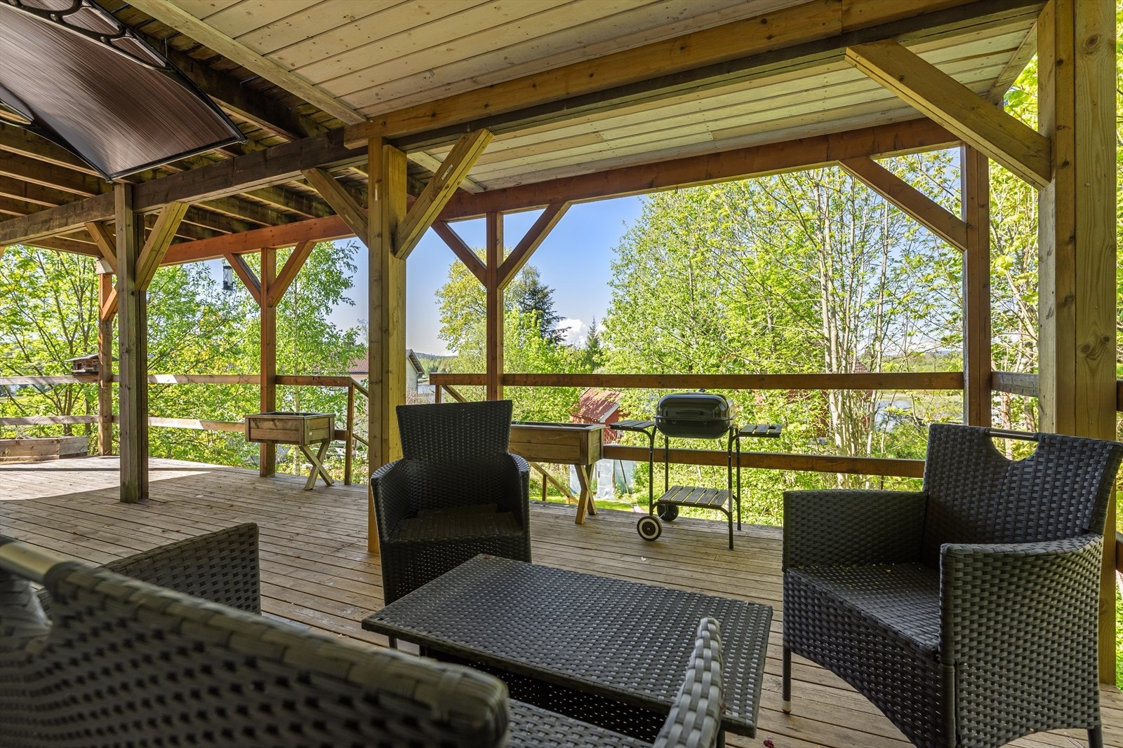 Innredet utleieenhet - Fra stuen er det utgang til en romslig, delvis overbygget terrasse på ca. 43 kvm, som gir gode muligheter for både spisegruppe og sittemøbler. Galleribilde