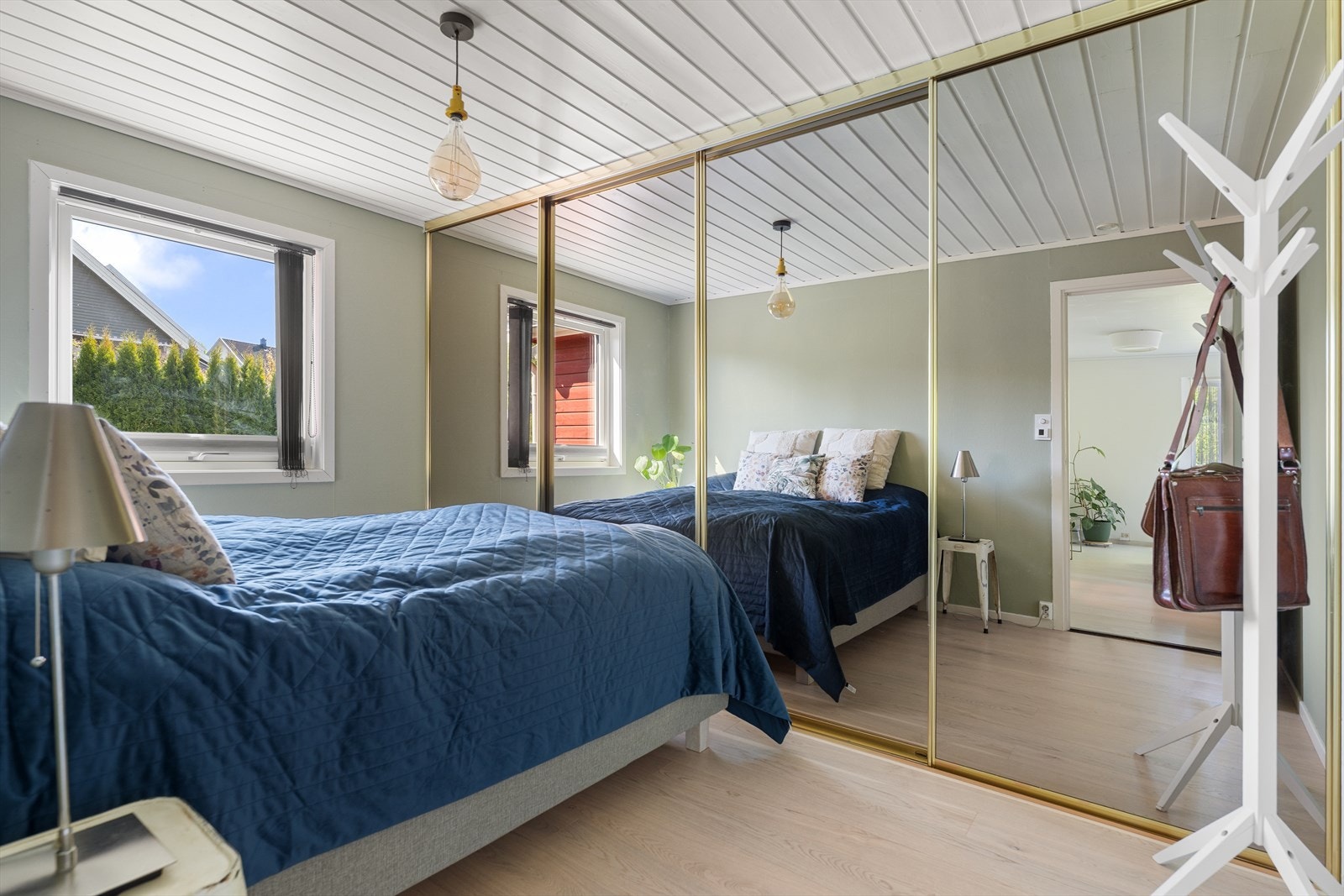 Hovedsoverommet i 1. etasje har god plass til dobbeltseng og øvrig møblement, og her finner du en stor skyvedørsgarderobe med speilfronter som gir rikelig med oppbevaringsplass. Galleribilde