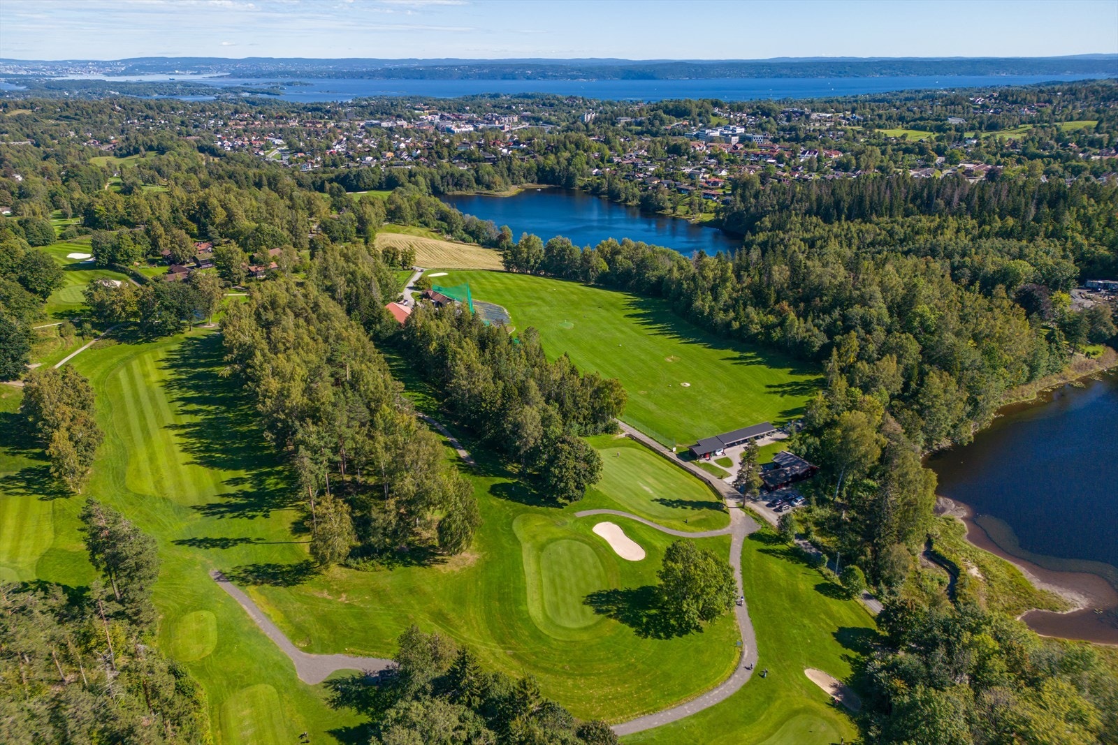 Like i nærheten finner du golfbanen i Asker som er omgitt av badevann. Galleribilde