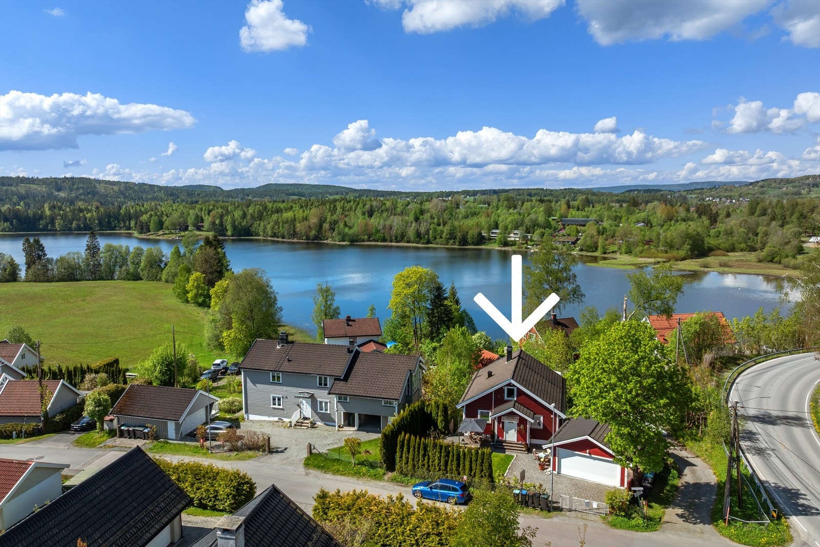 Her bor du tilbaketrukket i rolige omgivelser med nærhet til skog, vann og et godt sti og skiløypenett - perfekt for deg som setter pris på friluftsliv og turmuligheter sommer som vinter rett utenfor døren. Galleribilde
