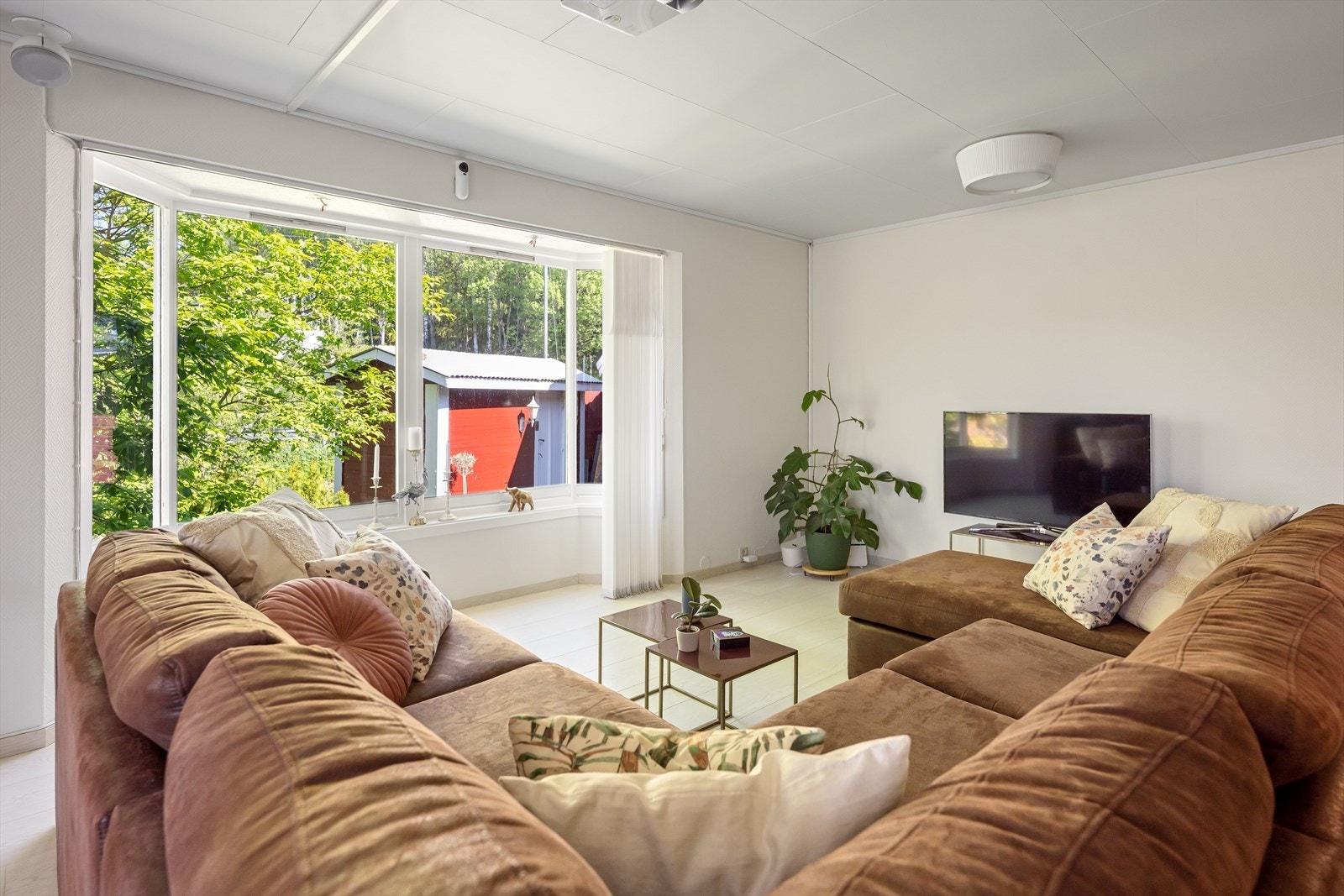 Rommet har god plass til en stor sofagruppe og flere møbleringsmuligheter, og fungerer som et naturlig samlingspunkt i boligen. Galleribilde