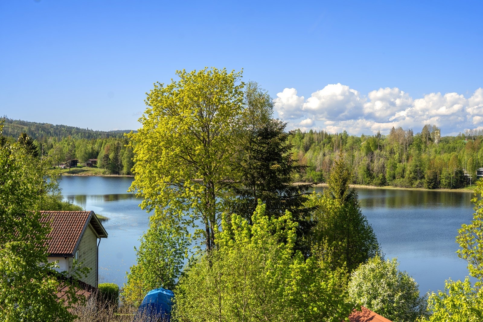 Her kan du nyte gode solforhold gjennom dagen og utover kvelden, samtidig som utsikten mot vannet danner en vakker ramme rundt uteplassen. Galleribilde
