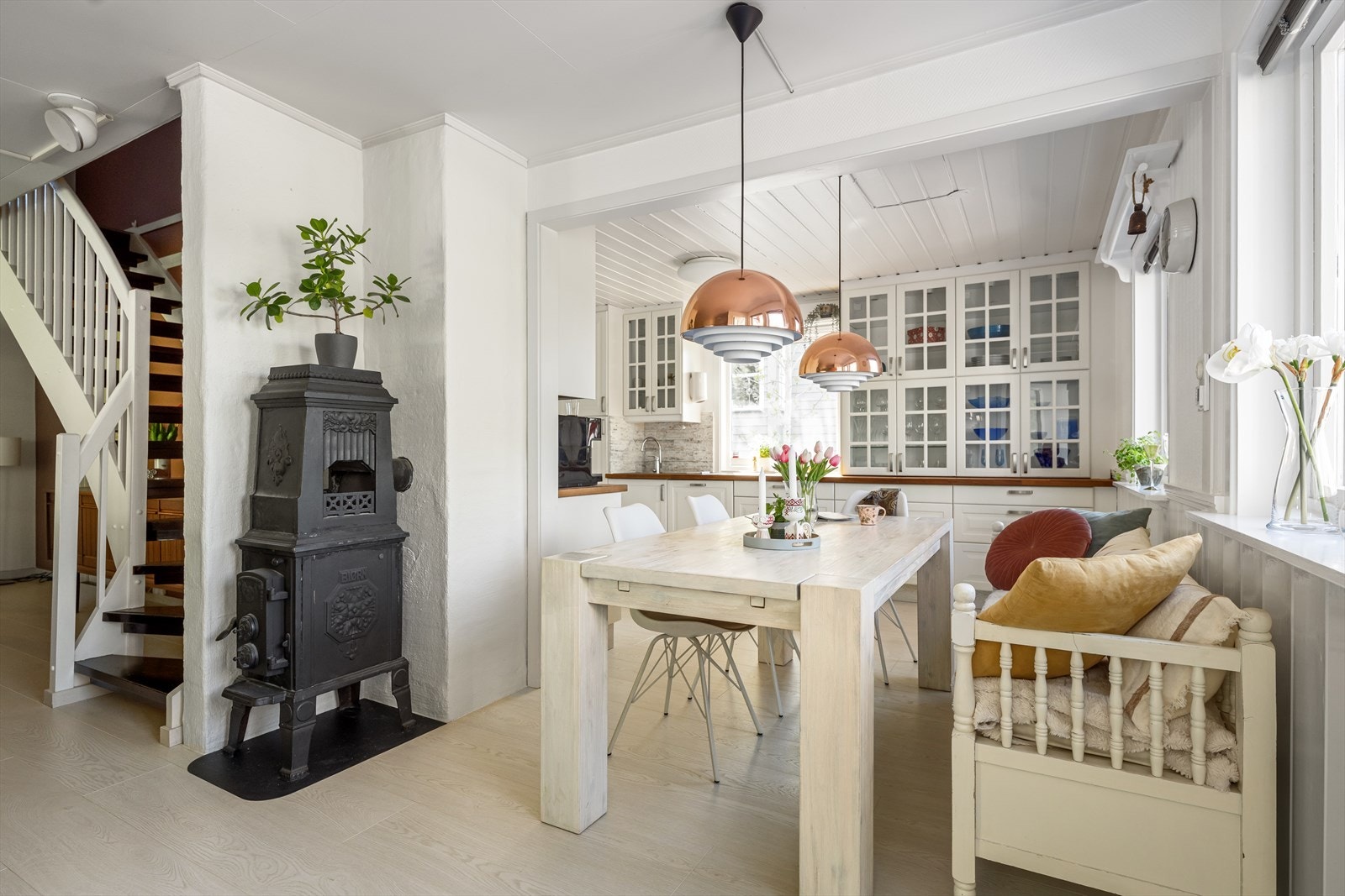 Den sjarmerende kaminen bidrar med både varme og karakter til rommet. Galleribilde