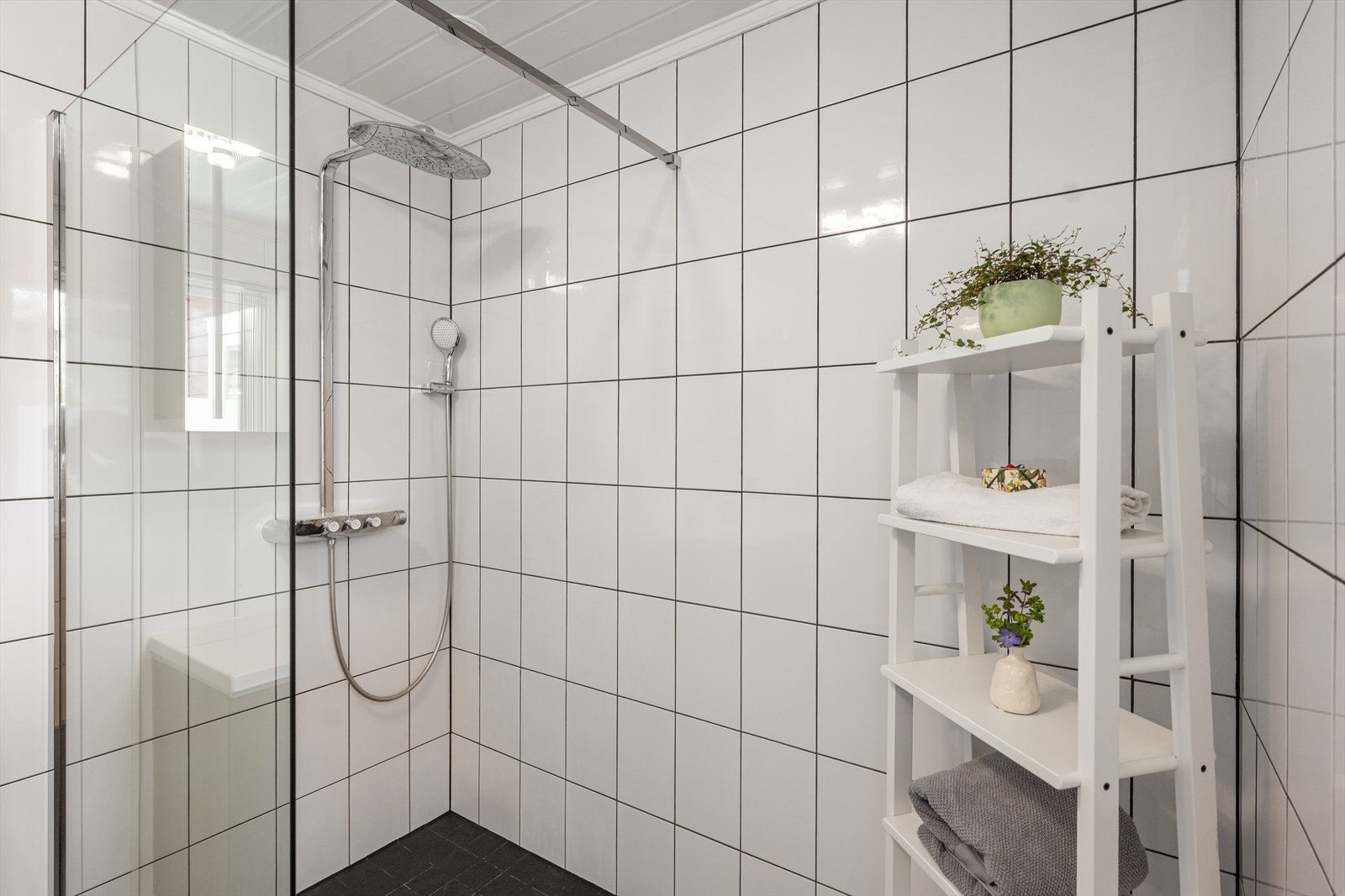 Romslig dusjsone med fastmontert dusjvegg i herdet glass. Galleribilde