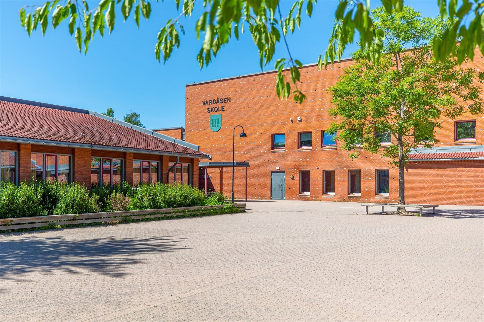 Eiendommen sogner til Vardåsen barneskole. Det er flere barnehager i nærheten, samt Asker International School ved Drengsrud. Galleribilde