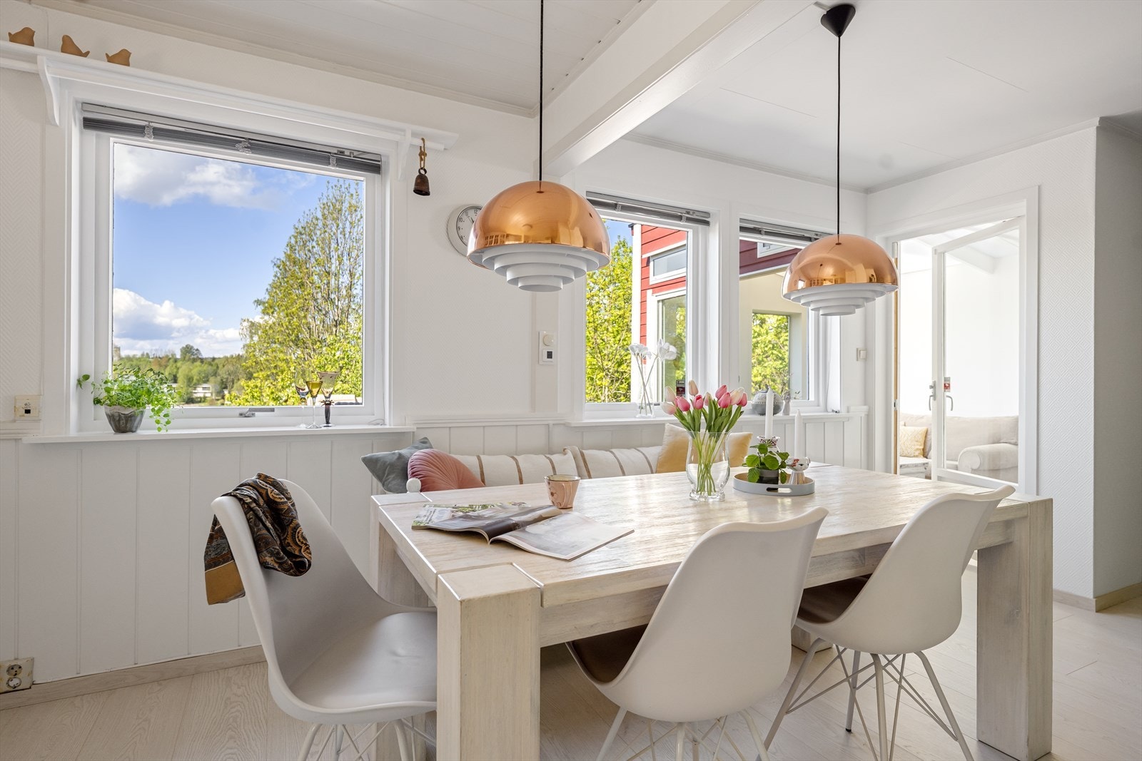 Spisestuen har naturlig plass til et stort spisebord foran vinduene, hvor dagslyset strømmer inn. Galleribilde