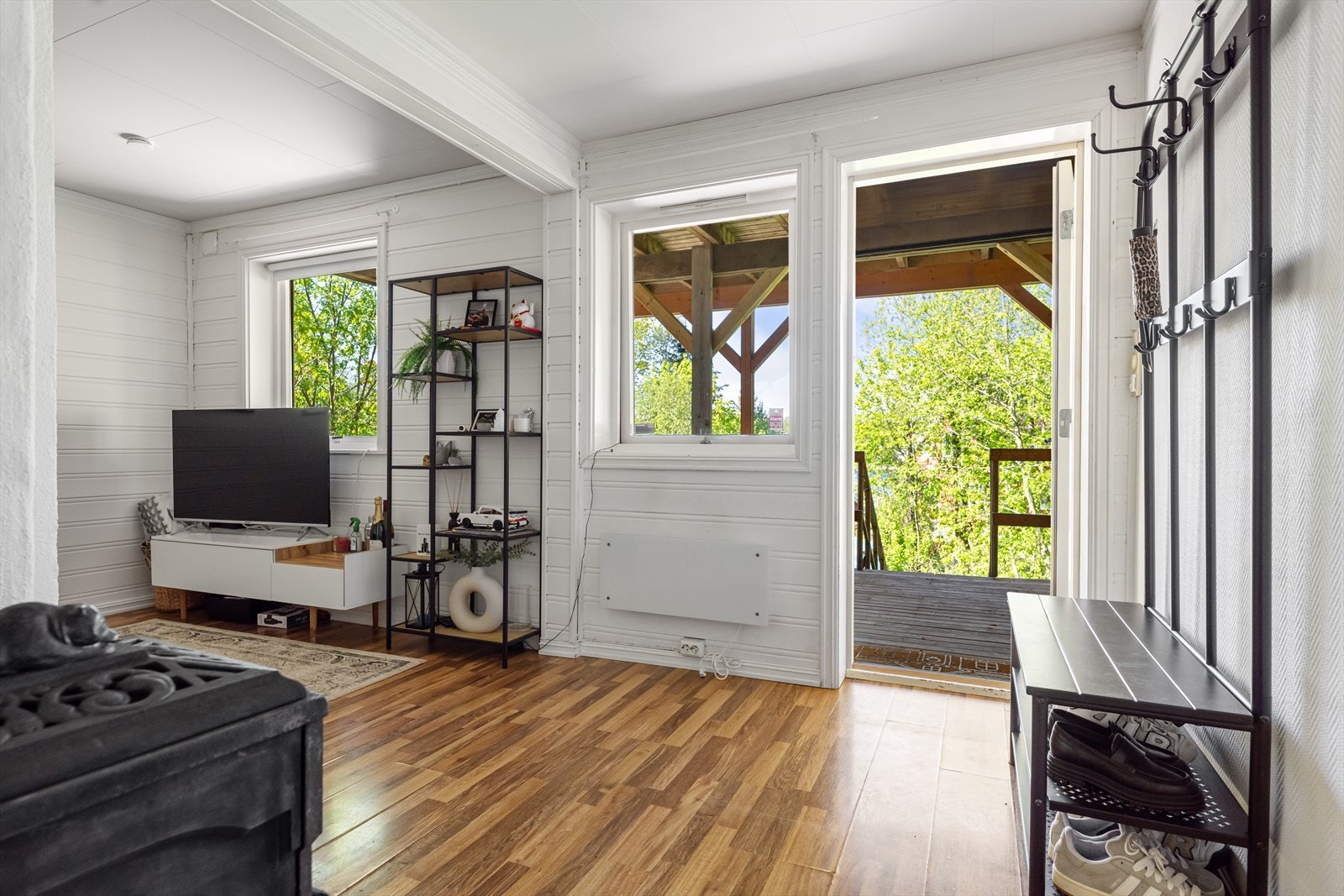 Innredet utleieenhet - Stuen har en god størrelse med plass til sofagruppe og TV-løsning. Rommet har laminatgulv, malt panel på veggene og takess i himlingen. Galleribilde