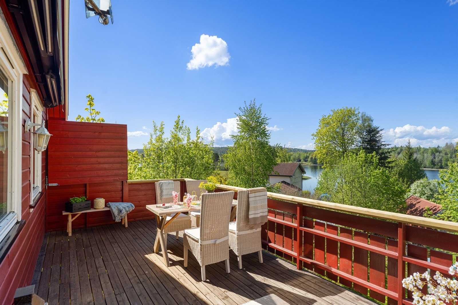 Verandaen har god plass til sittegruppe og spisebord, og er utstyrt med markise, LED-belysning, utelys og praktiske stikkontakter. Galleribilde