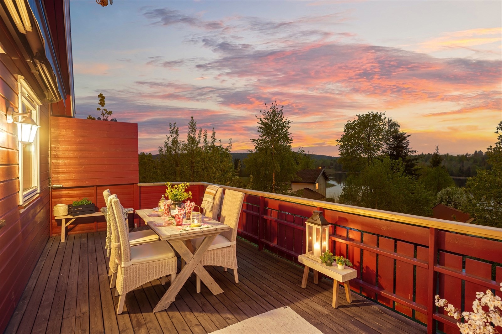 Selger beskriver solforholdene som svært gode, med morgensol på boligens forside fra ca. kl. 06:00 til 10:00, og sol på verandaen på baksiden fra ca. kl. 10:30 til 22:00 i sommerhalvåret. Galleribilde