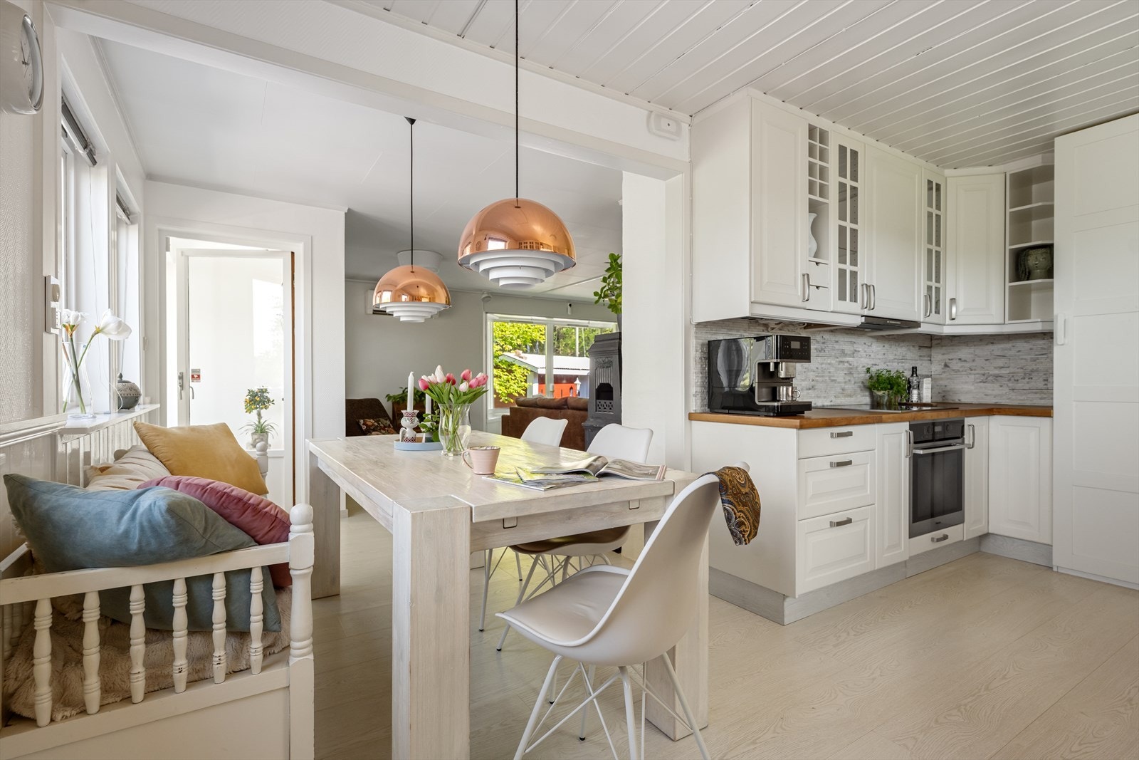 Rommene har laminatgulv med gulvvarme, brystpanel og malte overflater på veggene, samt malt panel i himlingen. Galleribilde