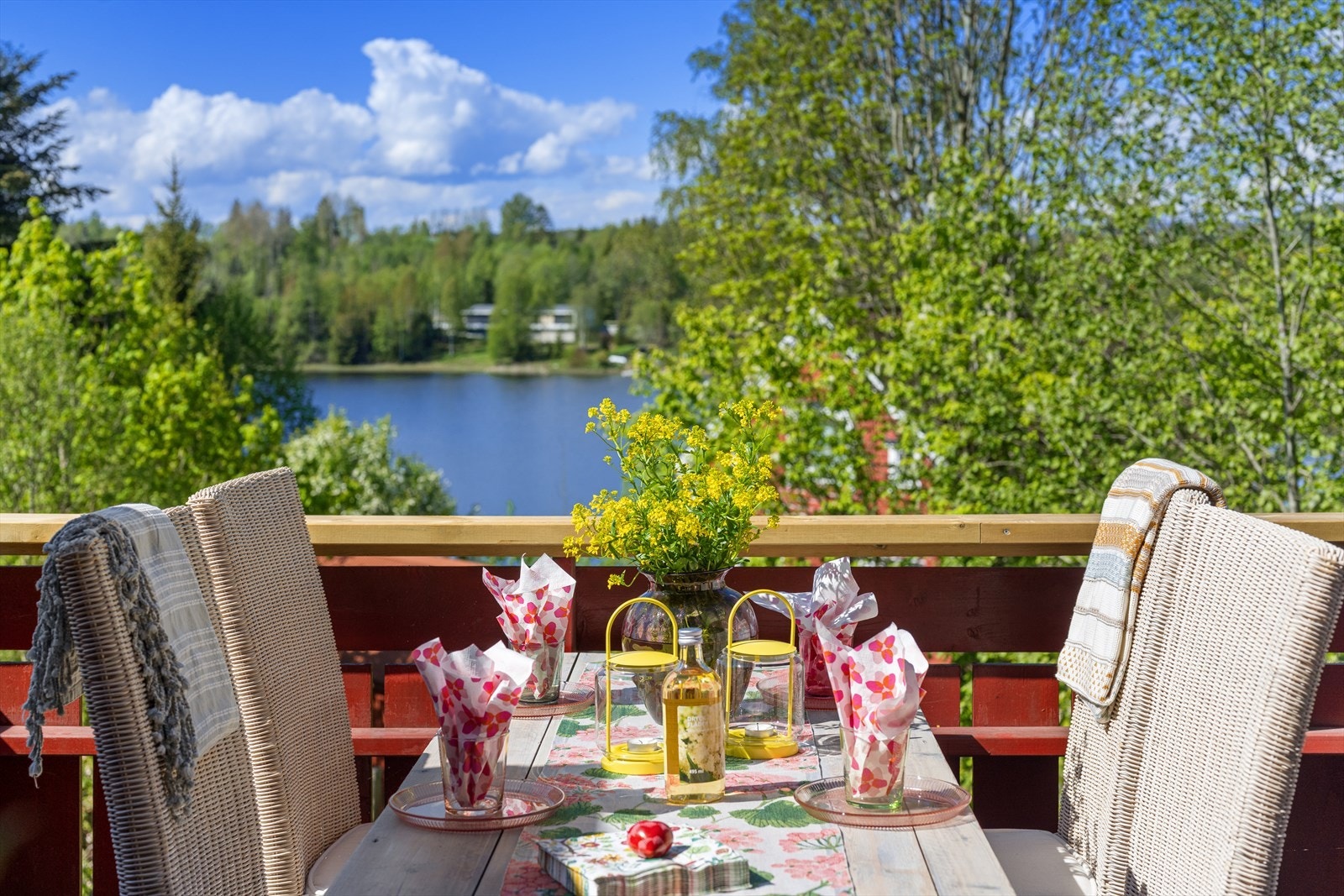 Her får du en innholdsrik enebolig med flott veranda og utsikt til vannet. Galleribilde