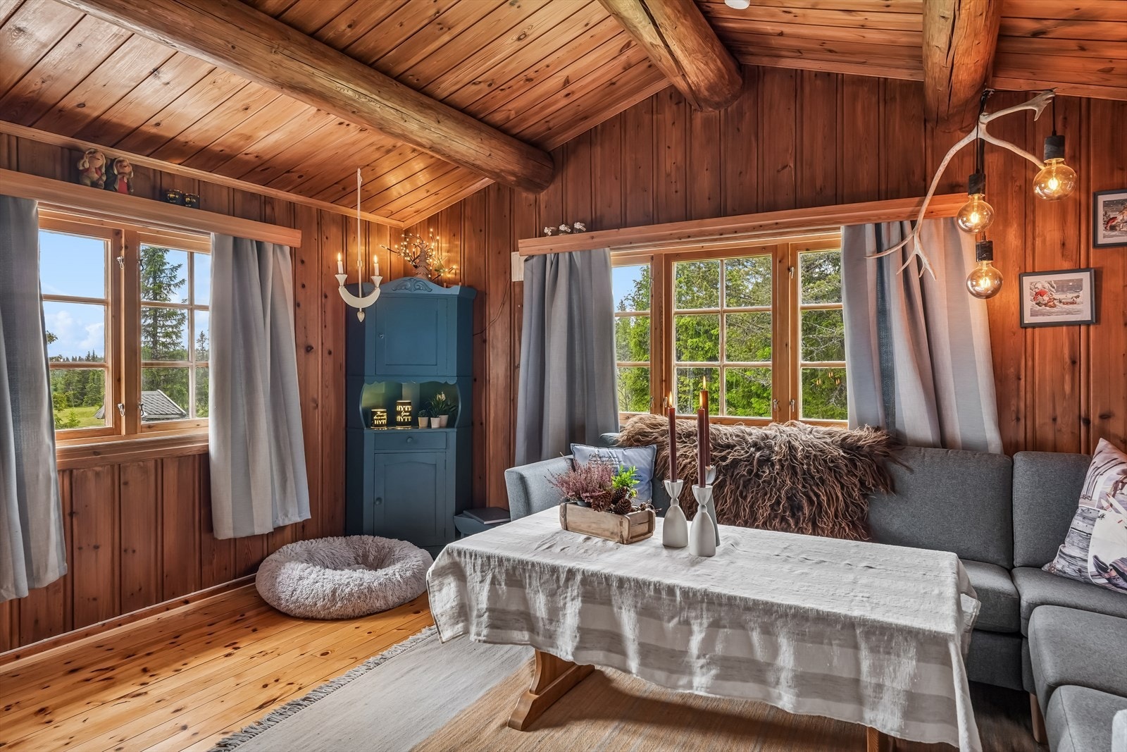 Flere store vinduer slipper inn rikelig med dagslys og gir flott utsyn mot de naturskjønne omgivelsene. Galleribilde