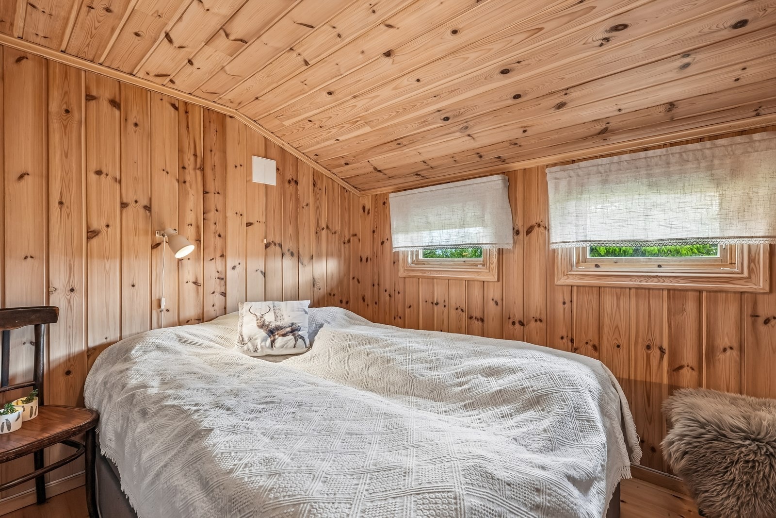 Hytta har tre soverom og tilbyr gode overnattingsmuligheter for både familie og gjester. Hovedsoverommet har god plass til dobbeltseng. Galleribilde