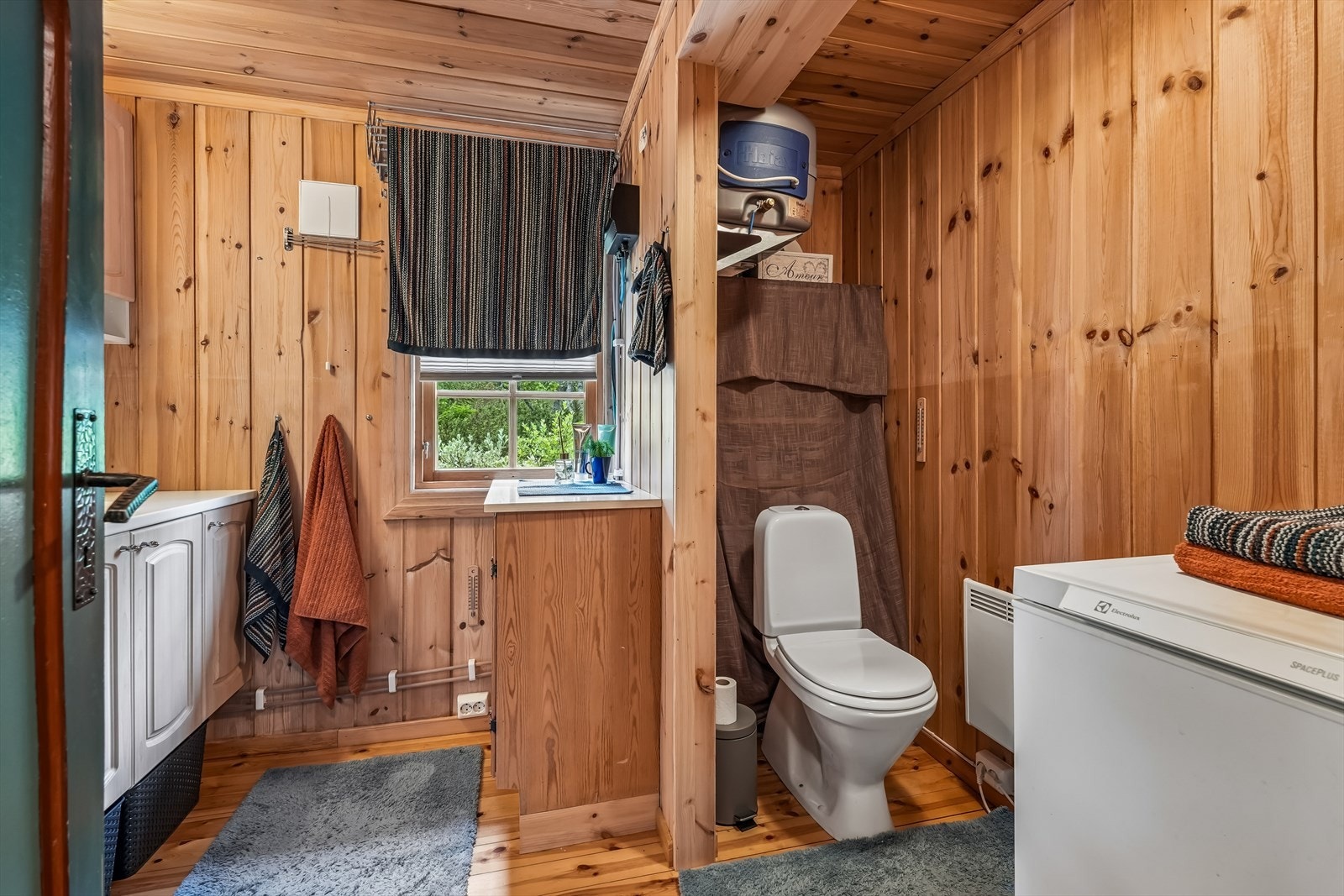 Videre er det plassert toalett, dusjkabinett og varmtvannsbereder på ca. 30 liter på badet. Galleribilde