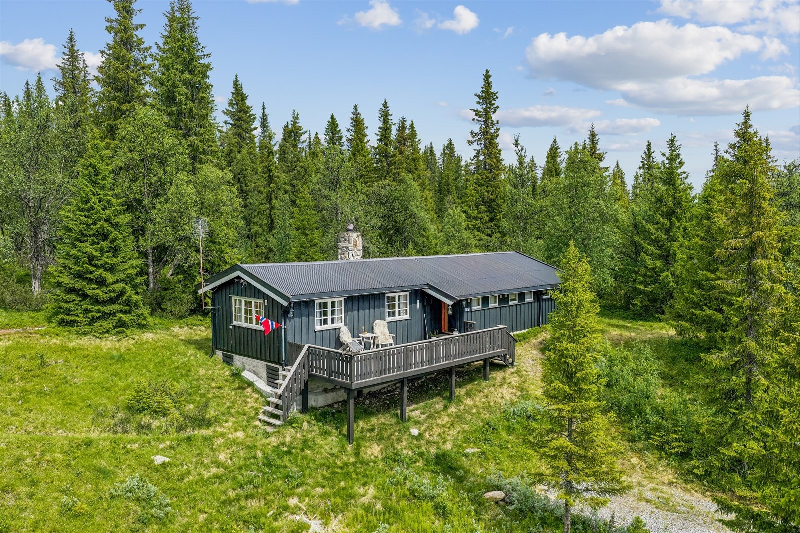 Eiendommen ligger i et hyttefelt i området kalt Hellebekk. Bagn Vestås og Hellebekk er kjent for sitt fine turterreng med stier og stølsveier godt egnet for både fot- og sykkelturer. Galleribilde