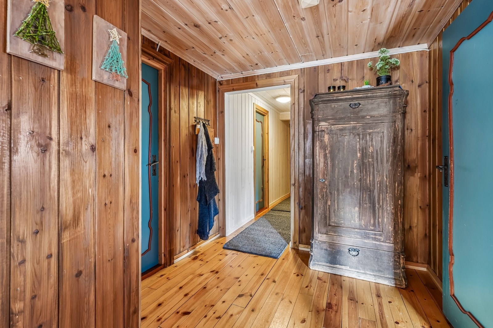Fra inngangspartiet kommer du inn i en praktisk entré og gang med plass til yttertøy og sko. Galleribilde