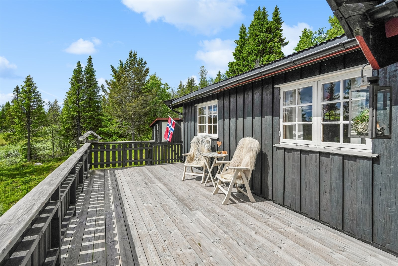 Her ligger alt til rette for et avslappende hytteliv med nærhet til både stillhet, naturopplevelser og et variert friluftsliv i vakre omgivelser. Velkommen på visning! Galleribilde
