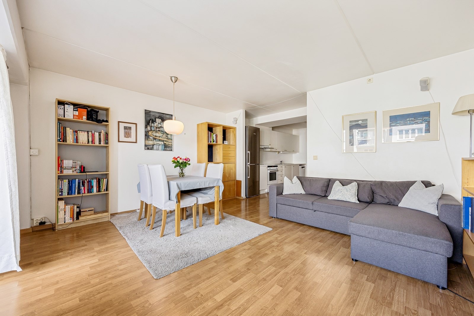 Stuen er romslig, med plass til sofa og spisegruppe. Galleribilde