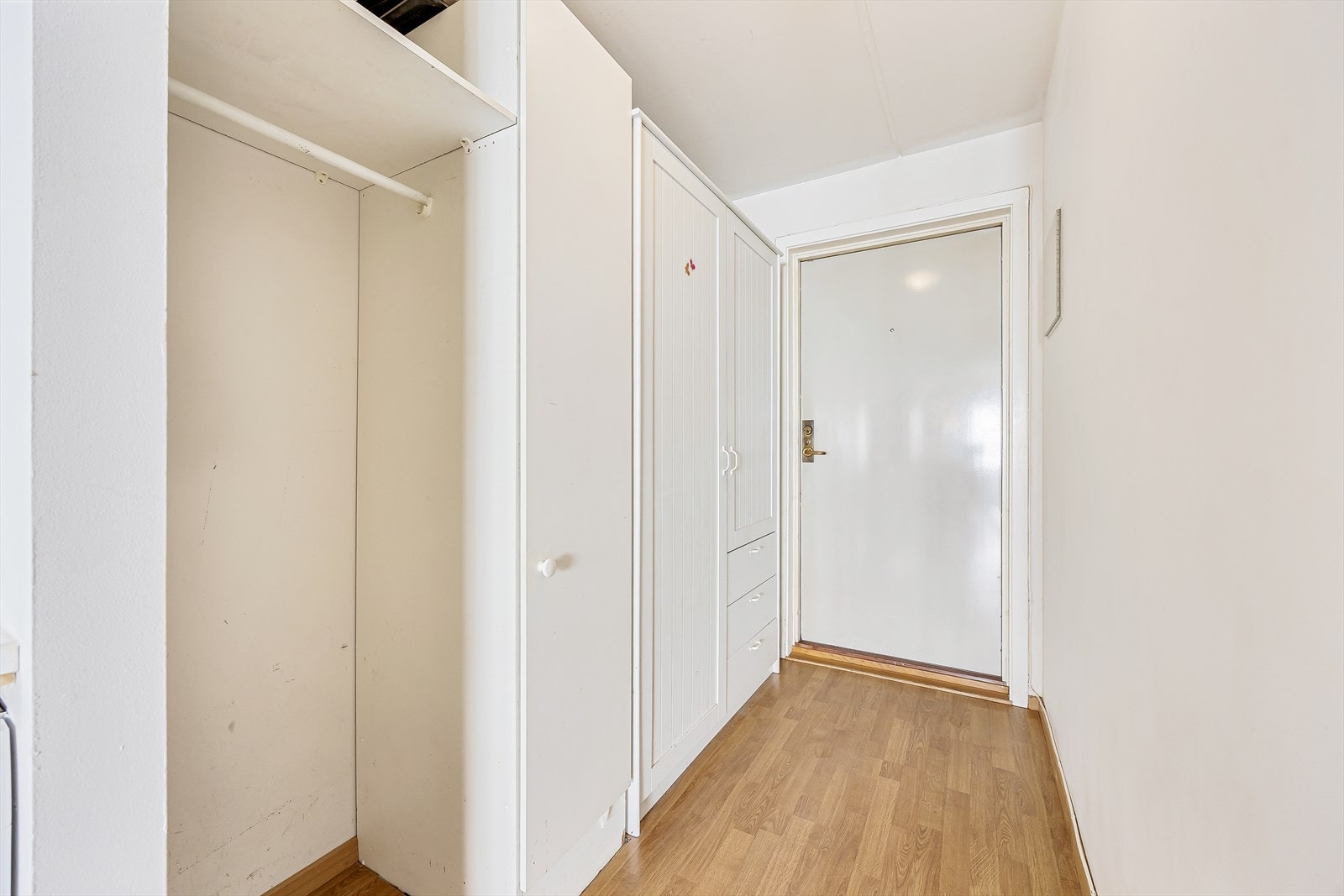 Entréen har plass til oppbevaring av yttertøy og sko. Galleribilde