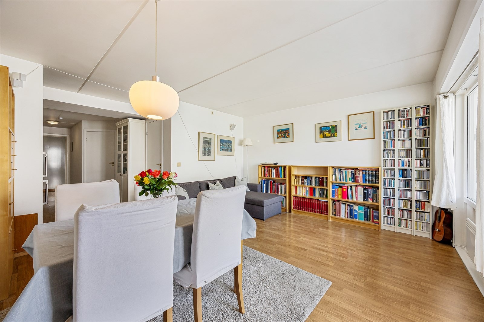 Stuen har god plass til både sofagruppe og spisebord. Galleribilde