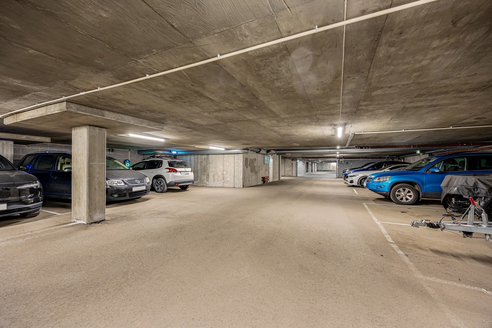 Ifølge eier medfølger det en parkeringsplass i felles garasjekjeller. Galleribilde