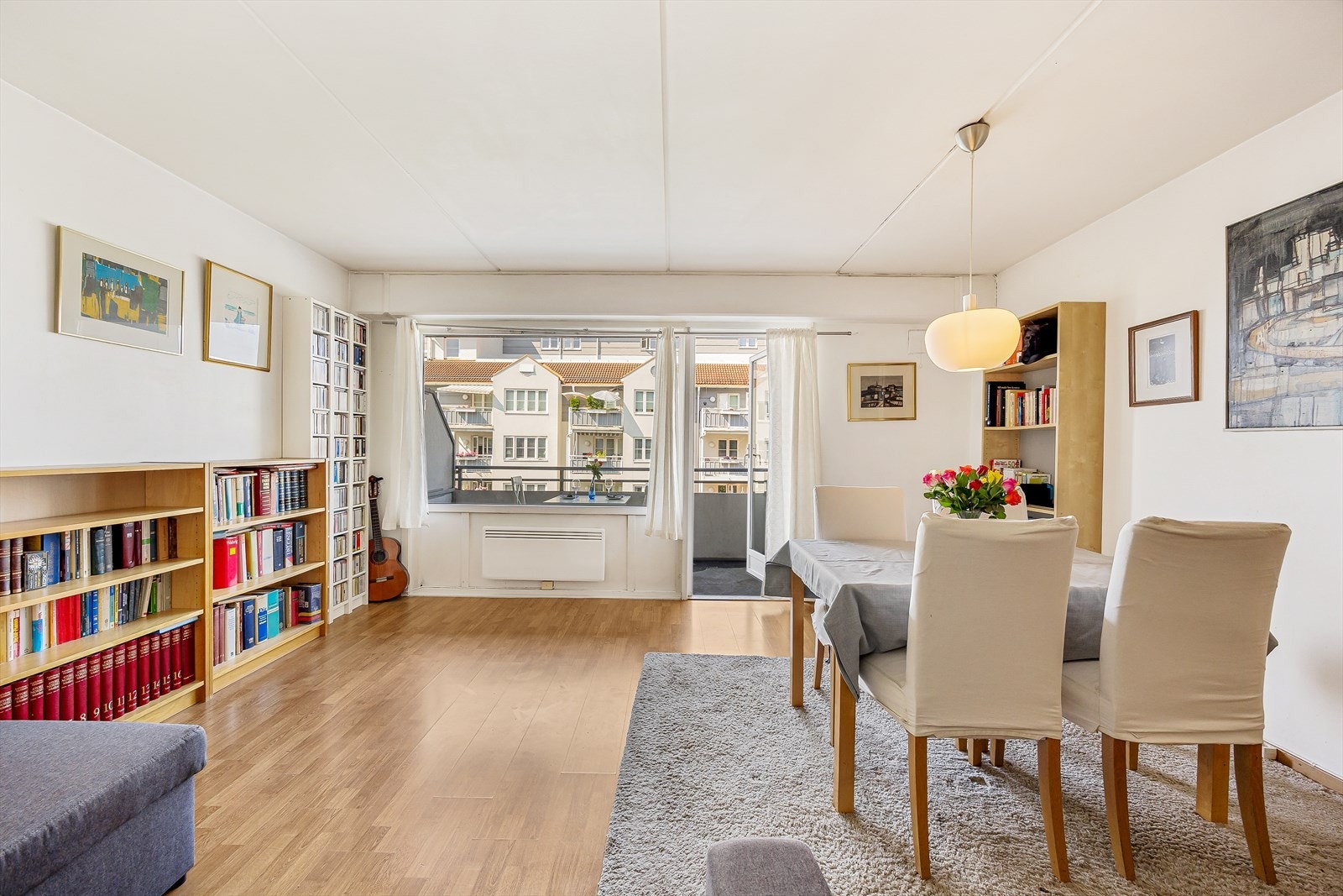 Gjennomgående parkett og malte flater gir et helhetlig inntrykk. Galleribilde