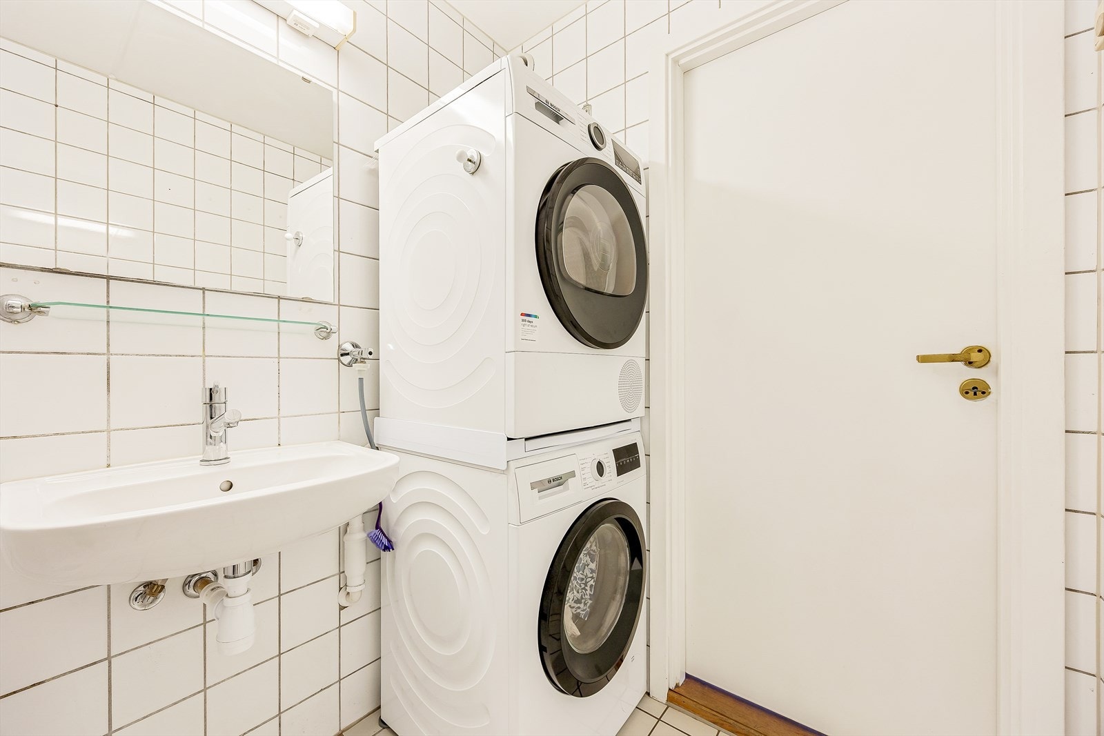 Det er opplegg for vaskemaskin på badet. Galleribilde