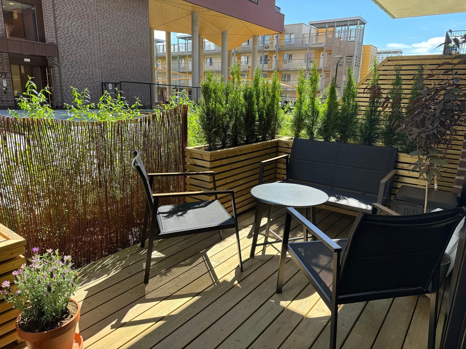 Terrassen har god plass til utemøbler og grill. Perfekt for varme sommerdager med venner og familie Galleribilde