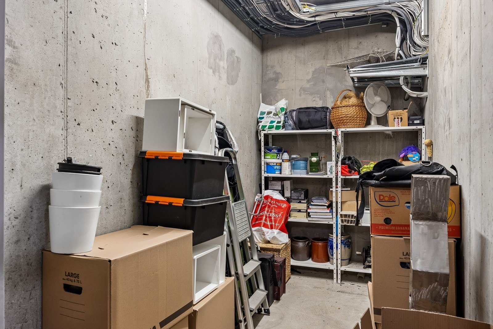 Romslig bod i kjeller Galleribilde