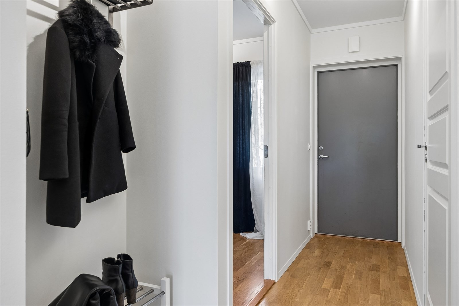 Entre med innhuk for oppbevaring av sko og yttertøy Galleribilde